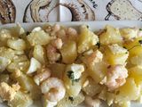 Patatas aliñas con gambas