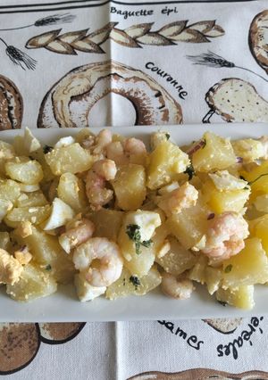 Una foto de Patatas aliñas con gambas