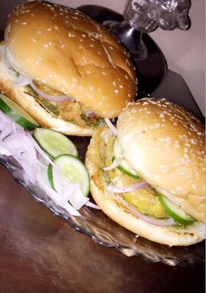A picture of Street style bun kababs.