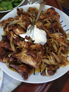 Una foto de Alitas de pollo encebollado a la mostaza