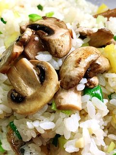 蘑菇🍄🍍炒飯 的食譜成品照片