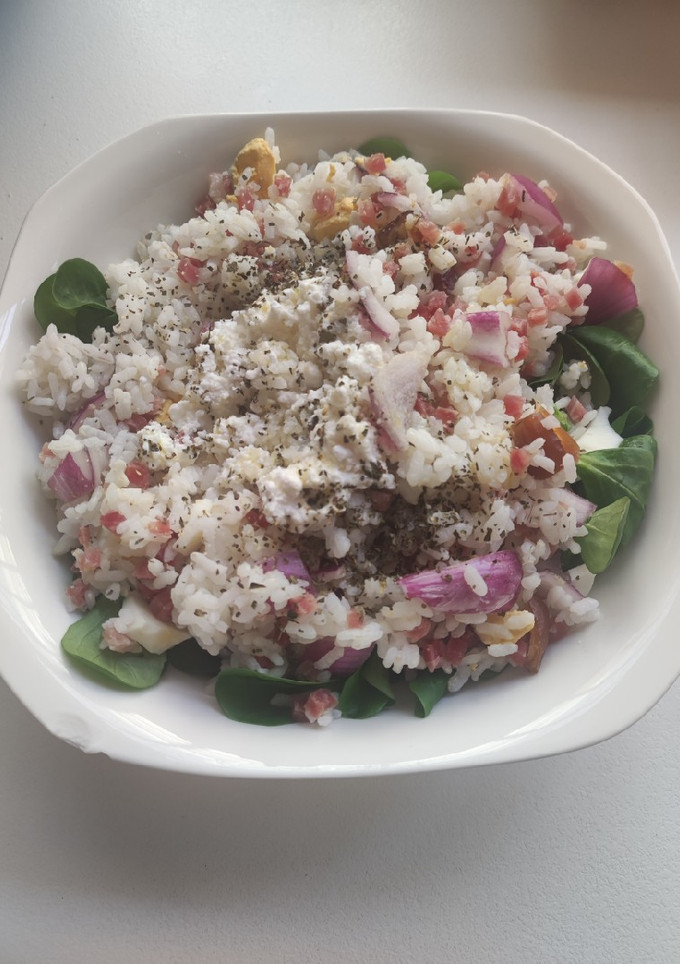 Una foto de Ensalada de arroz 😋🌾