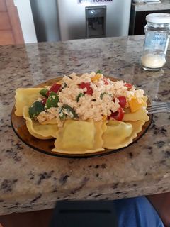 Una foto de Ravioles con salsa de pimiento