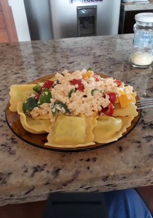 Una foto de Ravioles con salsa de pimiento