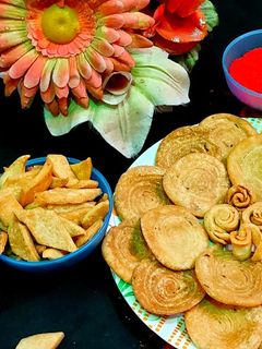 लेयर्ड चकरी मठरी(layered chakri mathri recipe in hindi) रेसिपी मुख्य फोटो