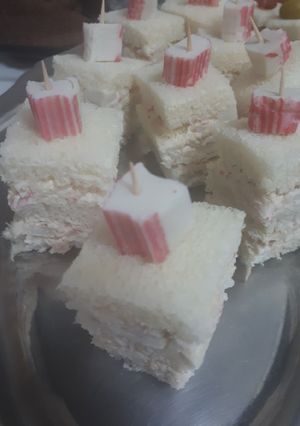 Una foto de Canapés de pan de molde con palitos de cangrejo