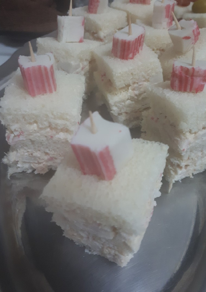 Una foto de Canapés de pan de molde con palitos de cangrejo