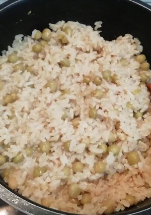 Una foto de Arroz integral con arvejas