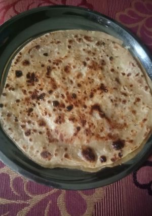A picture of Aloo pyaz paratha.