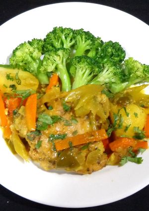 Una foto de Muslos de pollo estofados al curry