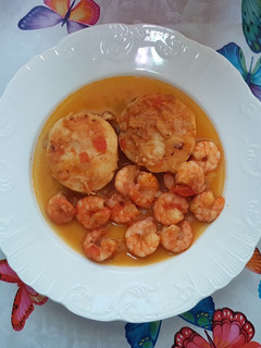 Una foto de Medallones de merluza con gambas 🍤🍤🍤🍤
