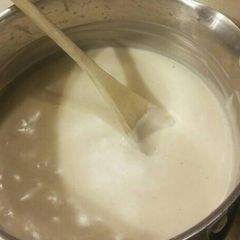 A picture of Bechamel Sauce.