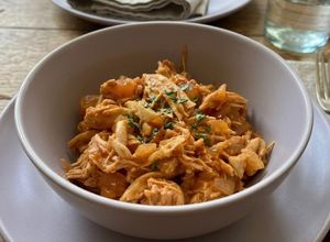 Una foto de Pollo ripiado con salsa de tomate