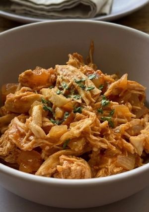 Una foto de Pollo ripiado con salsa de tomate