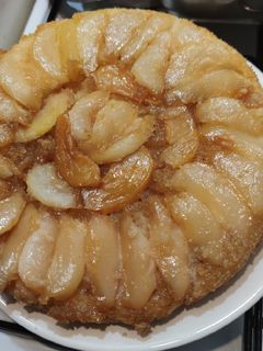 Fordított körtetorta tűzhelyen, serpenyőben készítve recept fotója