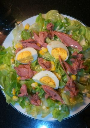Hình của món Salad xà lách cá ngừ và trứng.