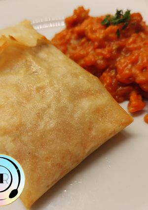 Una foto de Salmón en masa filo con arroz especiado