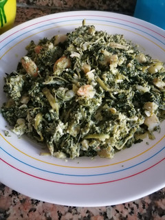 Una foto de Revuelto de espinacas/acelgas y gambas (Thermomix)