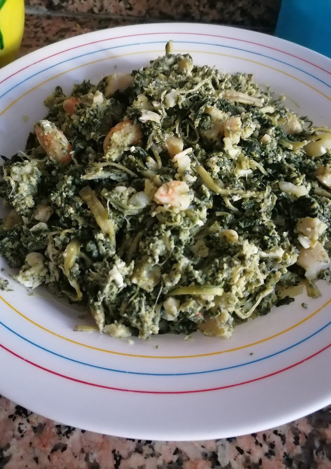 Una foto de Revuelto de espinacas/acelgas y gambas (Thermomix)