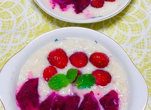 Una foto de Smoohtie de avena con pitahaya roja, fresas!