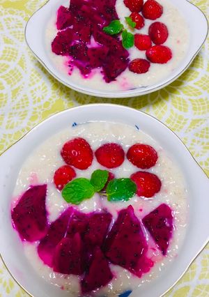 Una foto de Smoohtie de avena con pitahaya roja, fresas!