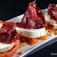Tomate confitado, queso de cabra y cecina