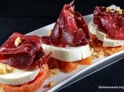 Una foto de cecina con queso