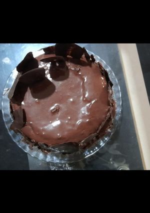 A picture of Chocolate Glaze for cakes.