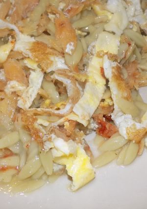 Una foto de Bacalao con tiras de huevo y arroz