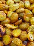 Assadeira de batata assada com cebolas ao molho de mel
