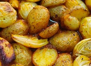 Foto de Assadeira de batata assada com cebolas ao molho de mel