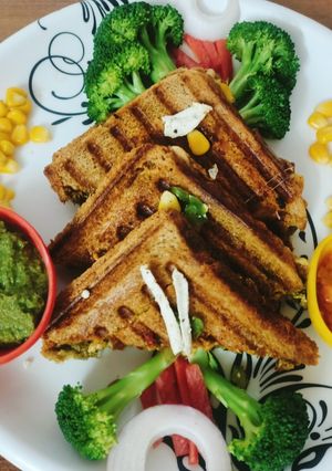 एग्जॉटिक व्हेजिटेबल सॅंडविच (Exotic Vegetable Sandwich Recipe In Marathi) रेसिपी चे मुख्य फोटो 