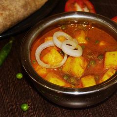 A picture of Matar Paneer.