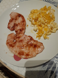 Una foto de Pechuga de pavo y huevo revuelto con queso rallado