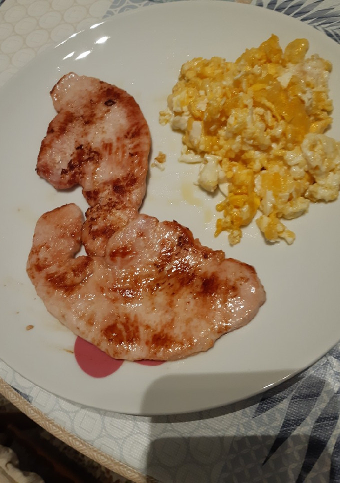 Una foto de Pechuga de pavo y huevo revuelto con queso rallado