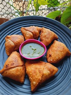 पंजाबी समोसा (Punjabi Samosa Recipe In Marathi) रेसिपी चे मुख्य फोटो