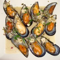 A picture of STEAMED MUSSELS WITH GARLIC AND PARSLEY. JON STYLE.