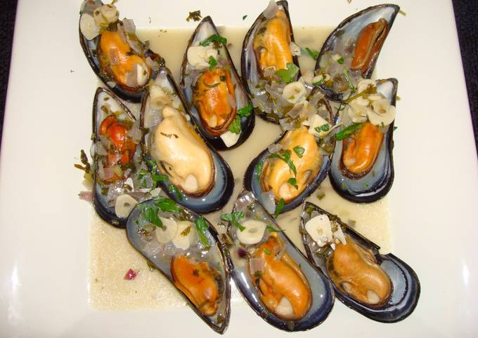 STEAMED MUSSELS WITH GARLIC AND PARSLEY. JON STYLE