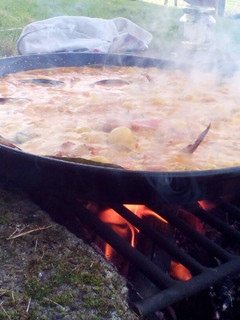 Una foto de Paella al fuego🥘