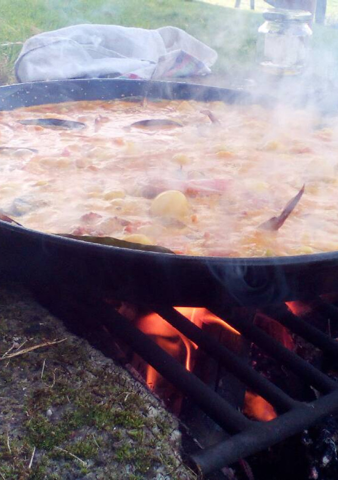 Una foto de Paella al fuego🥘