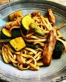 Tallarines o noodles al wok con pollo y verduras