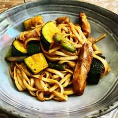 Una foto de Tallarines o noodles al wok con pollo y verduras