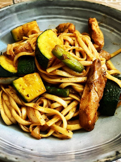 Una foto de Tallarines o noodles al wok con pollo y verduras