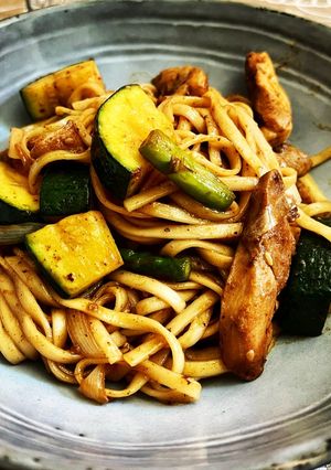 Una foto de Tallarines o noodles al wok con pollo y verduras