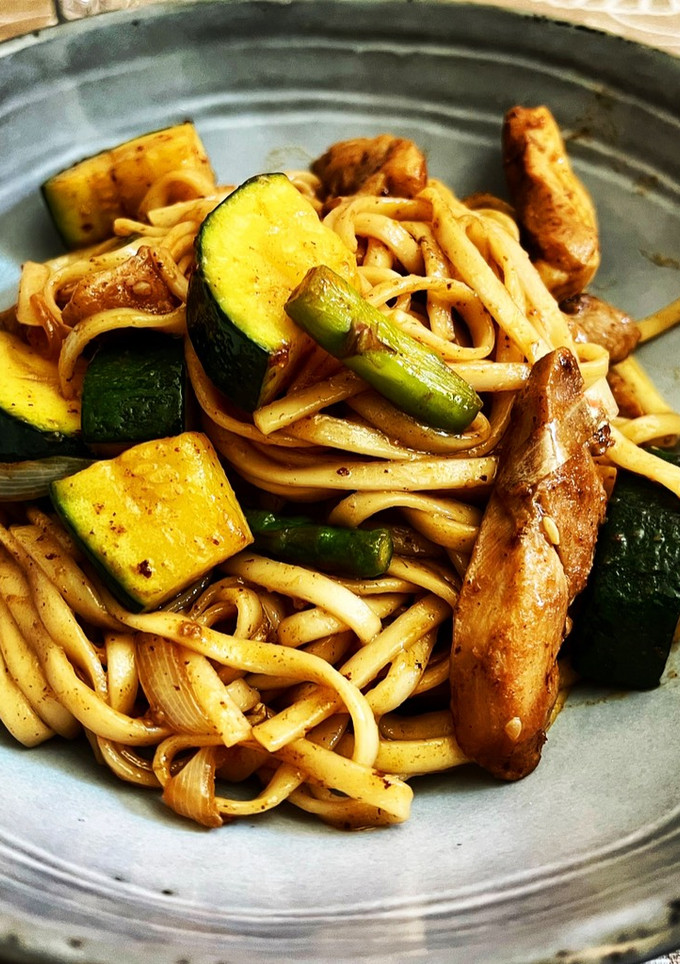 Una foto de Tallarines o noodles al wok con pollo y verduras