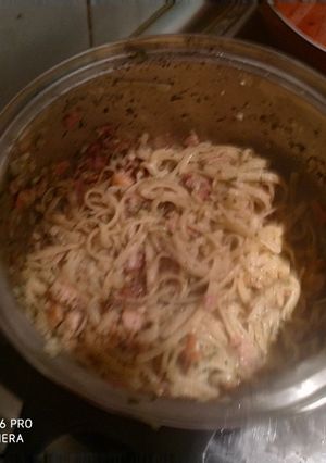 Una foto de Tallarines con bacon y filete empanado