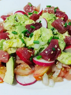 Una foto de Ensalada de atún rojo fresco