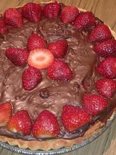 Una foto de Torta de chocolate y frutillas 🍓🍫🍰