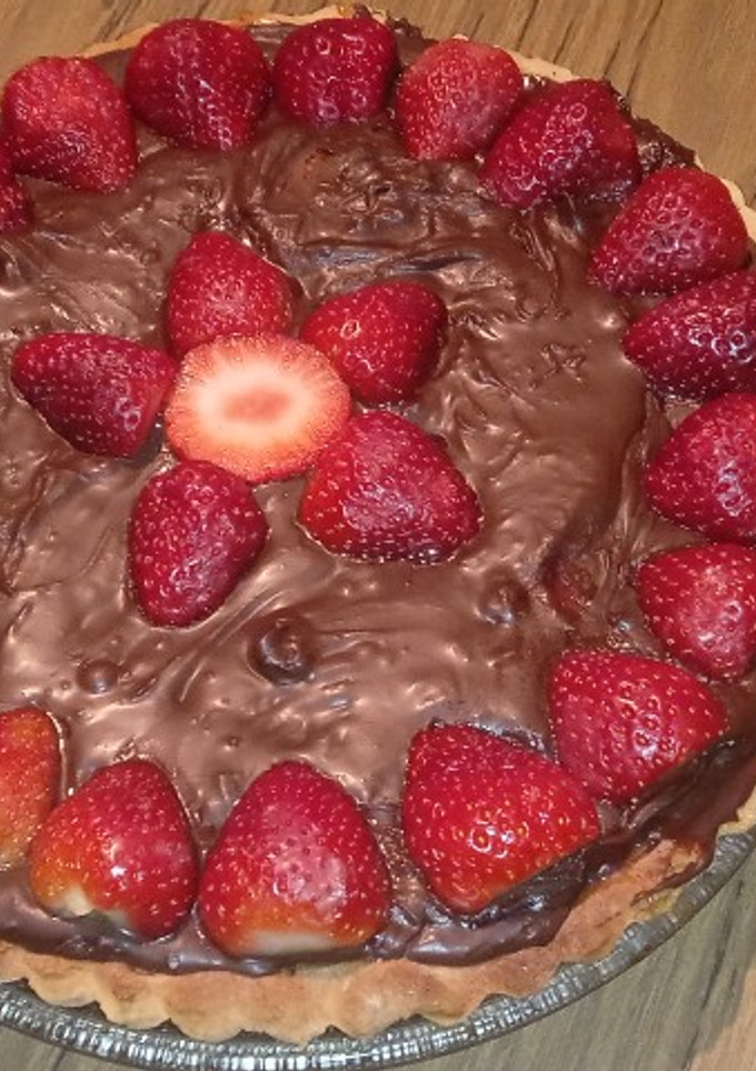 Una foto de Torta de chocolate y frutillas 🍓🍫🍰
