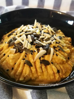 Una foto de Hummus con un toque de queso Roquefort